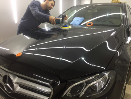 ЛКП Mercedes Benz в процессе восстановления перед нанесением защитных составов Ceramic PRO